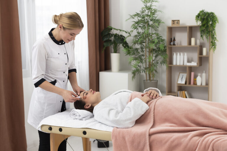 masseur-taking-care-her-client